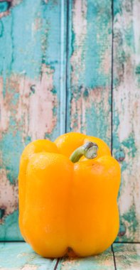 Taze renkli sarı dolmalık biber rustik ahşap arka plan üzerinde