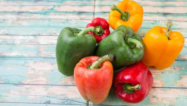 Rustik ahşap arka plan üzerinde taze renkli biber