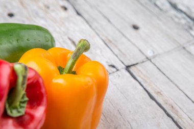 Rustik ahşap arka plan üzerinde taze renkli biber