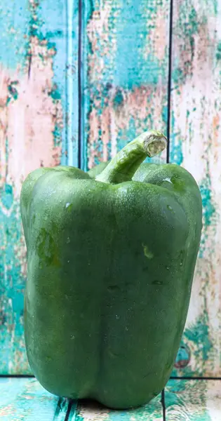 Fresco Pimiento Verde Colorido Sobre Fondo Rústico Madera — Foto de Stock