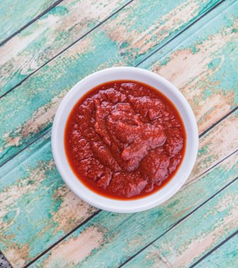 Taze rustik ahşap arka plan üzerinde beyaz kase domates pureed