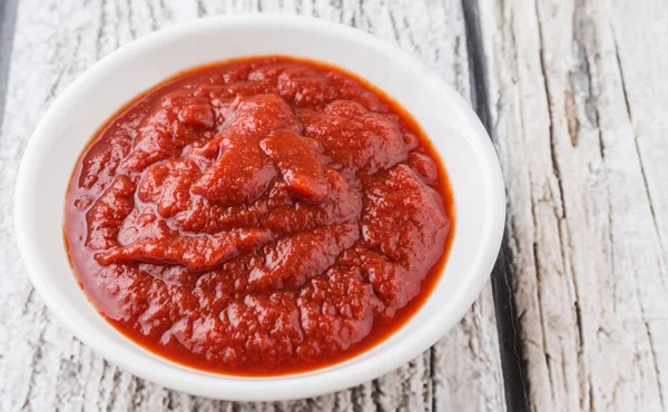 Pomodoro Fresco Ciotola Bianca Fondo Rustico Legno — Foto Stock