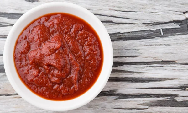 Tomate Puro Fresco Tigela Branca Sobre Fundo Madeira Rústico — Fotografia de Stock