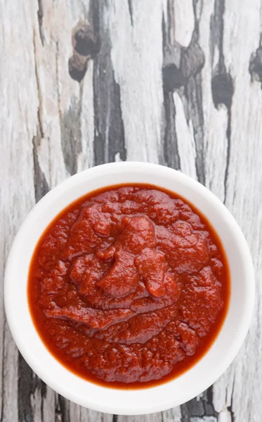Świeży Puree Pomidorowym Misce Biały Nad Rustykalne Drewniane Tła — Zdjęcie stockowe