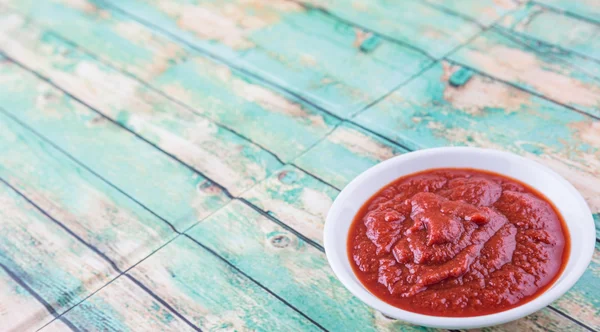 Färska Mosade Tomater Vit Skål Över Rustikt Trä Bakgrund — Stockfoto