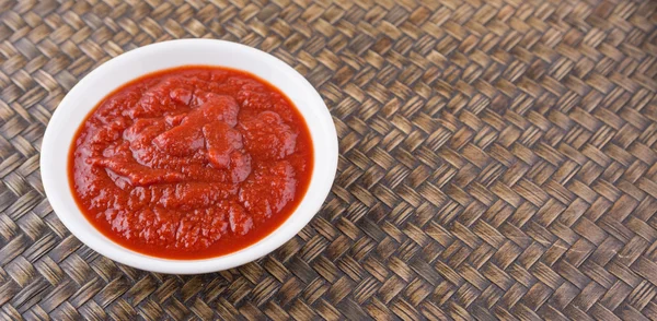 Świeży Puree Pomidorowym Misce Biały Ponad Tło Wiklina — Zdjęcie stockowe