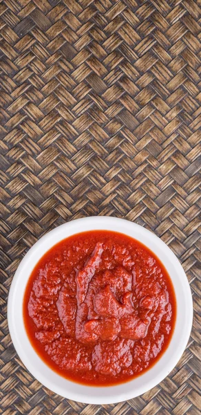 Tomate Puro Fresco Tigela Branca Sobre Fundo Vime — Fotografia de Stock