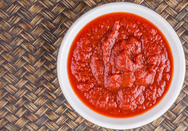 Świeży Puree Pomidorowym Misce Biały Ponad Tło Wiklina — Zdjęcie stockowe