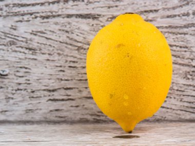 Limon meyve rustik ahşap arka plan üzerinde