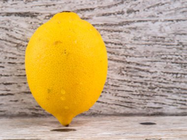 Limon meyve rustik ahşap arka plan üzerinde