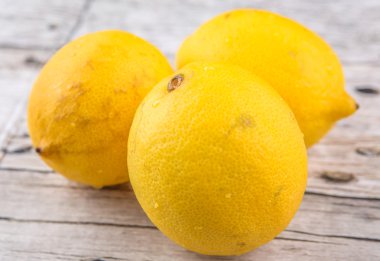 Limon meyve rustik ahşap arka plan üzerinde