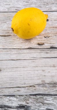 Limon meyve rustik ahşap arka plan üzerinde