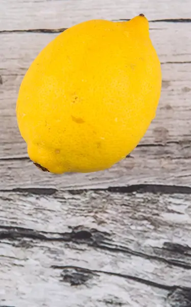 Zitronenfrucht Über Rustikalem Holzhintergrund — Stockfoto