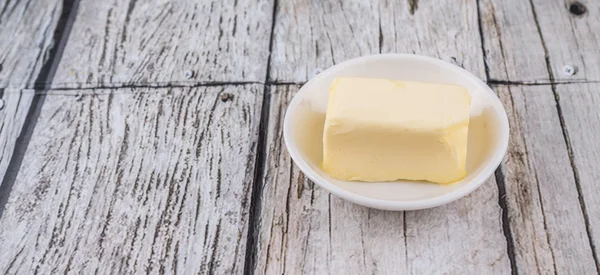 Bloco Manteiga Tigela Branca Sobre Fundo Madeira Rústica — Fotografia de Stock