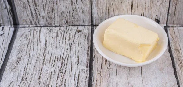 Bloco Manteiga Tigela Branca Sobre Fundo Madeira Rústica — Fotografia de Stock