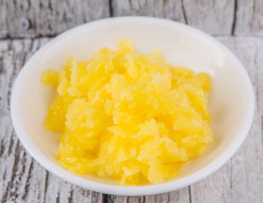 Hint ghee olarak ahşap arka plan üzerinde beyaz kase kase