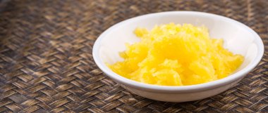 Hint ghee olarak Hasır arka plan üzerinde beyaz kase kase