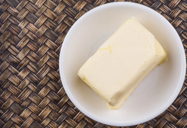 Bloco Manteiga Tigela Branca Sobre Fundo Vime — Fotografia de Stock