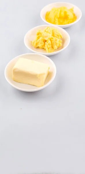 Egy Blokk Vaj Margarin Ghí Fehér Tálak — Stock Fotó