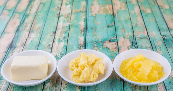 Bloque Mantequilla Margarina Ghee Cuencos Blancos Sobre Fondo Rústico Madera — Foto de Stock