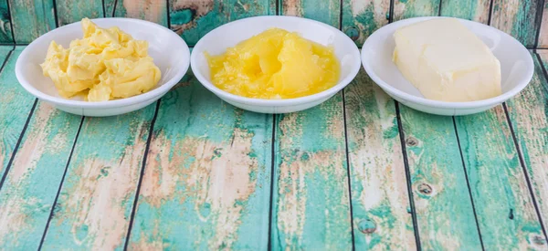Bloco Manteiga Margarina Ghee Taças Brancas Sobre Fundo Madeira Rústica — Fotografia de Stock