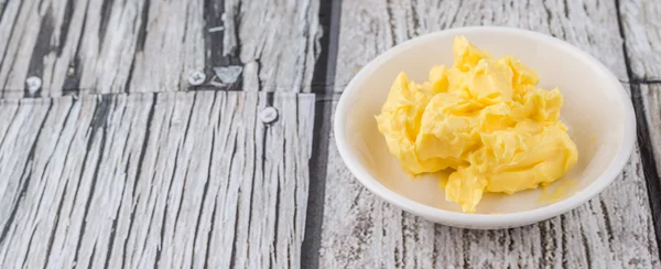 Semangkuk Margarin Dalam Mangkuk Putih Atas Kayu Latar Belakang — Stok Foto