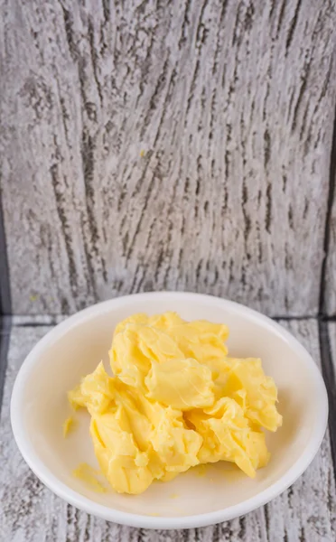 Uma Tigela Margarina Tigela Branca Sobre Fundo Madeira — Fotografia de Stock