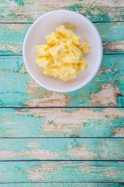 Uma Tigela Margarina Tigela Branca Sobre Fundo Madeira — Fotografia de Stock