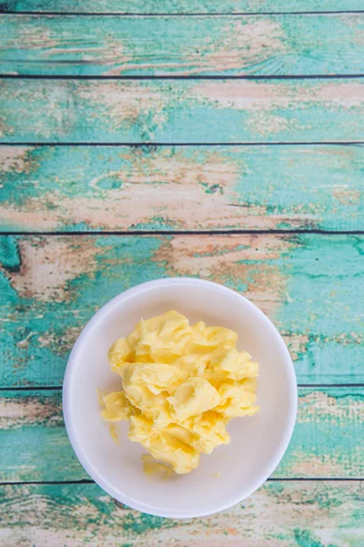 Een Kom Van Margarine Witte Kom Houten Achtergrond — Stockfoto