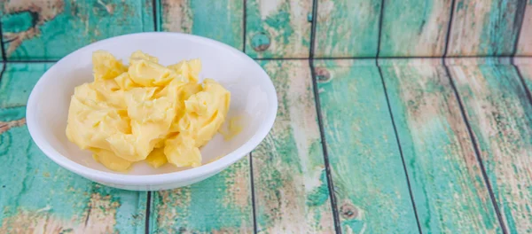 Uma Tigela Margarina Tigela Branca Sobre Fundo Madeira — Fotografia de Stock