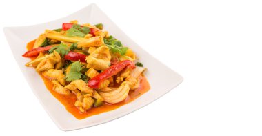 Ayam Paprik veya baharatlı stir fry tavuk beyaz arka plan üzerinde beyaz tabakta Malezya geleneksel çanak