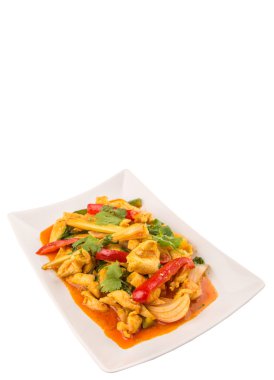 Ayam Paprik veya baharatlı stir fry tavuk beyaz arka plan üzerinde beyaz tabakta Malezya geleneksel çanak