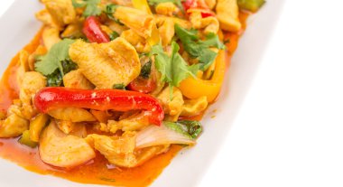 Ayam Paprik veya baharatlı stir fry tavuk beyaz arka plan üzerinde beyaz tabakta Malezya geleneksel çanak