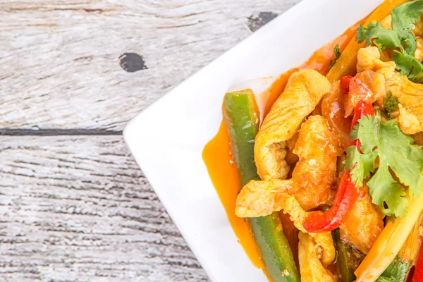 Ayam Paprik Veya Baharatlı Stir Fry Tavuk Ahşap Arka Plan — Stok fotoğraf