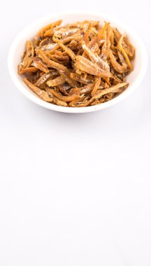 Derin kızarmış hamsi beyaz arka plan üzerinde beyaz kase