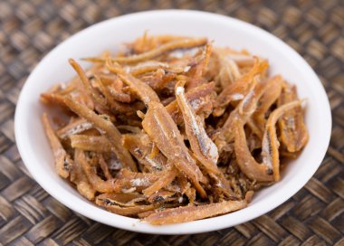 Derin kızarmış hamsi