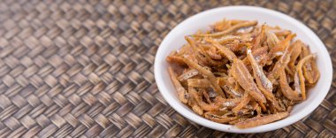 Derin kızarmış hamsi rustik wiccker arka plan üzerinde beyaz kase