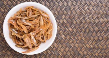 Derin kızarmış hamsi rustik wiccker arka plan üzerinde beyaz kase