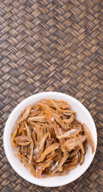 Derin kızarmış hamsi rustik wiccker arka plan üzerinde beyaz kase