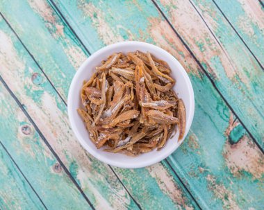 Derin kızarmış hamsi rustik wiccker arka plan üzerinde beyaz kase