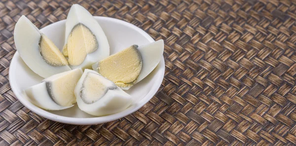 Fatias de ovo cozido duro — Fotografia de Stock
