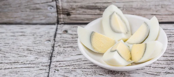 Rodajas Huevos Duros Tazón Blanco Sobre Fondo Rústico Madera — Foto de Stock