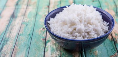 Mavi kapta haşlanmış pirinç