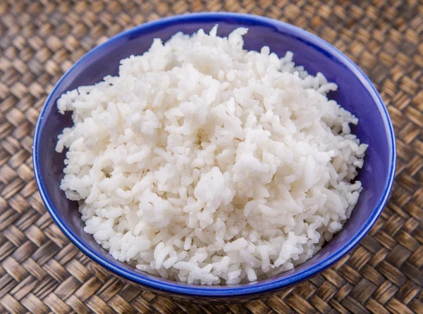 Arroz Cocido Vapor Tazón Azul Sobre Fondo Mimbre — Foto de Stock