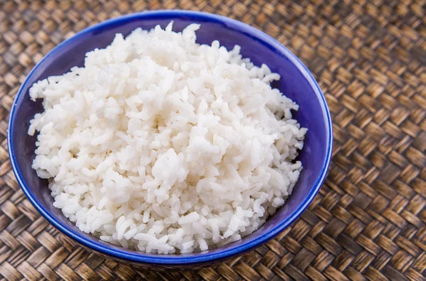 Arroz cozido no vapor em tigela azul — Fotografia de Stock