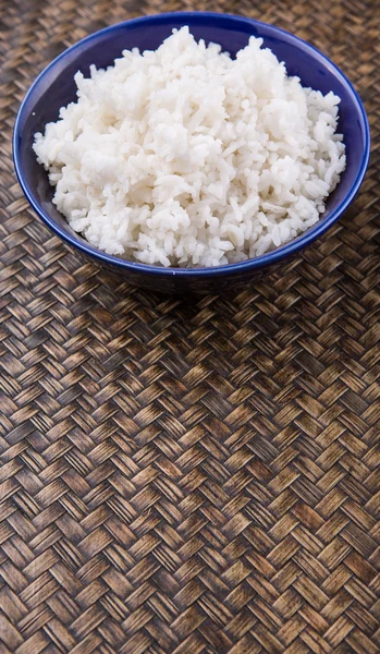 Μαγειρεμένα Στον Ατμό Ρύζι Ένα Μπλε Μπολ Πάνω Από Λυγαριά — Φωτογραφία Αρχείου