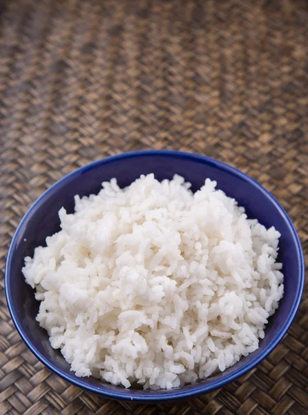 Gekochter Gedämpfter Reis Einer Blauen Schüssel Über Weidenhintergrund — Stockfoto