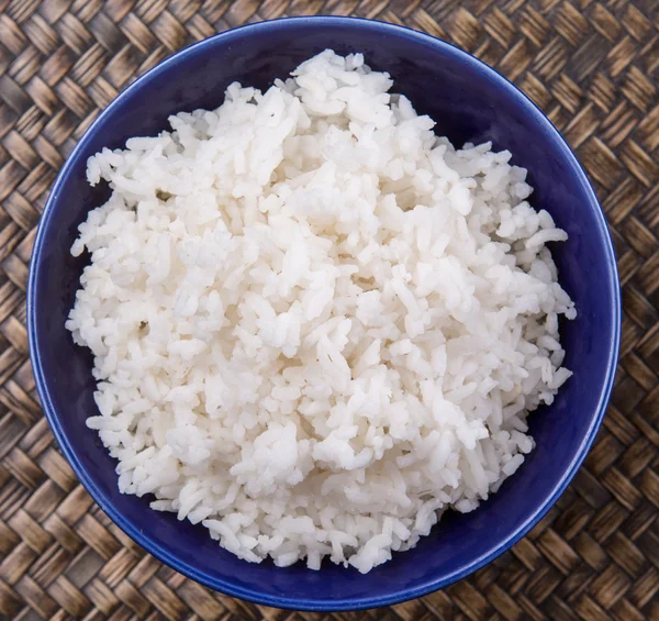 Arroz cozido no vapor em tigela azul — Fotografia de Stock