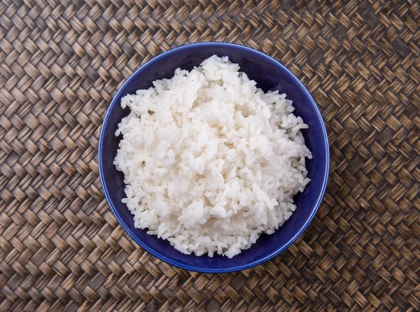 Arroz Cocido Vapor Tazón Azul Sobre Fondo Mimbre — Foto de Stock