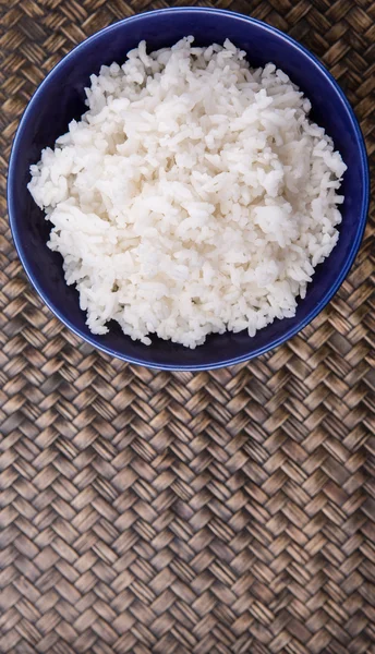 Arroz al vapor en tazón azul —  Fotos de Stock